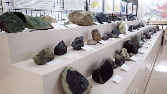 「士別市立博物館」1階の自然展示コーナー（常設展）の士別産の岩石類