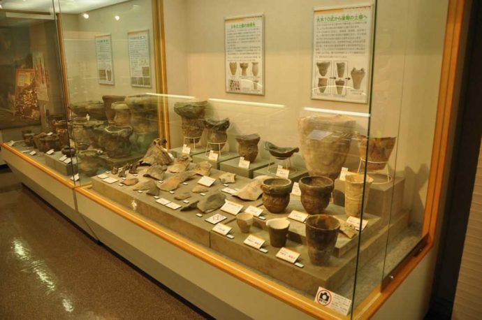 「七ケ浜町歴史資料館」にある縄文土器の展示状況