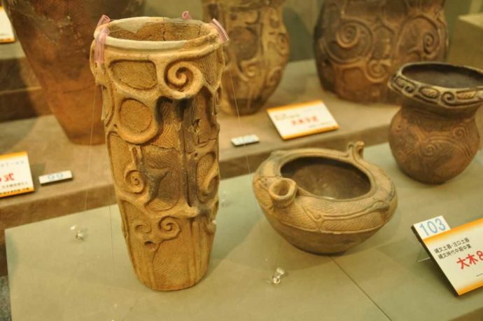 「七ケ浜町歴史資料館」に展示されている円筒形・急須形の大木式土器
