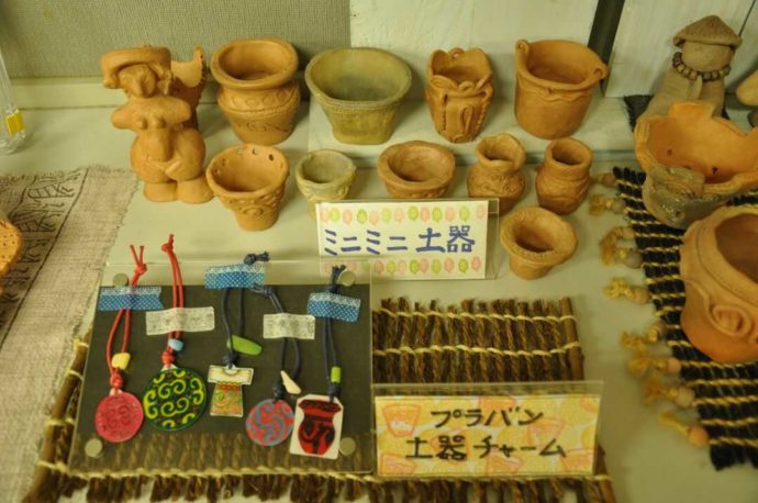「七ケ浜町歴史資料館」のワークショップで作られたミニ土器や縄文土器の文様のプラバンチャーム