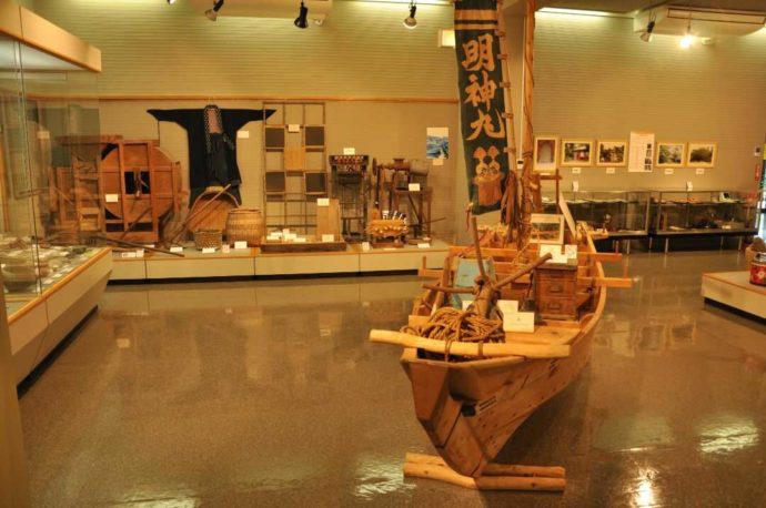 「七ケ浜町歴史資料館」に展示されている漁船や生活用品などの民俗資料