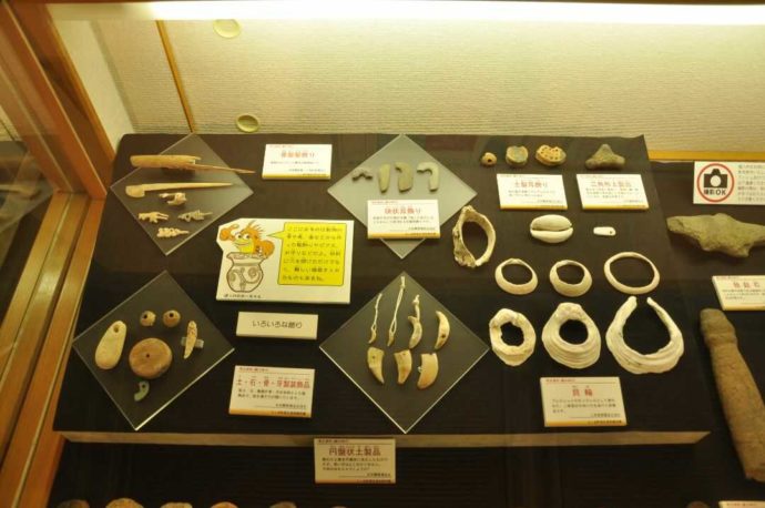 縄文時代に使われていた貝や石、動物の骨製の縄文時代の装飾品