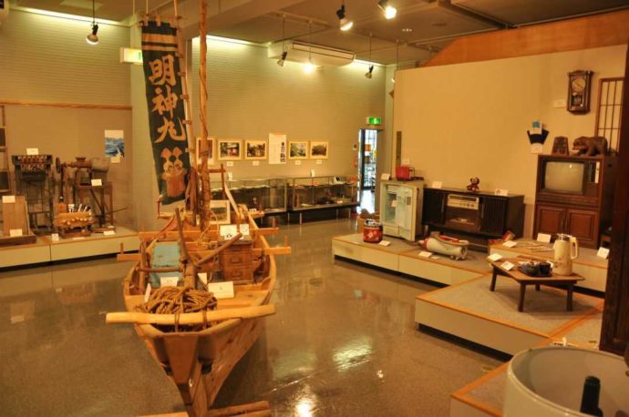 「七ケ浜町歴史資料館」に展示されている漁船や生活用品などの民俗資料