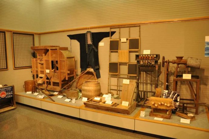 「七ケ浜町歴史資料館」に展示されている農具や海苔の加工に使用された道具などの民俗資料