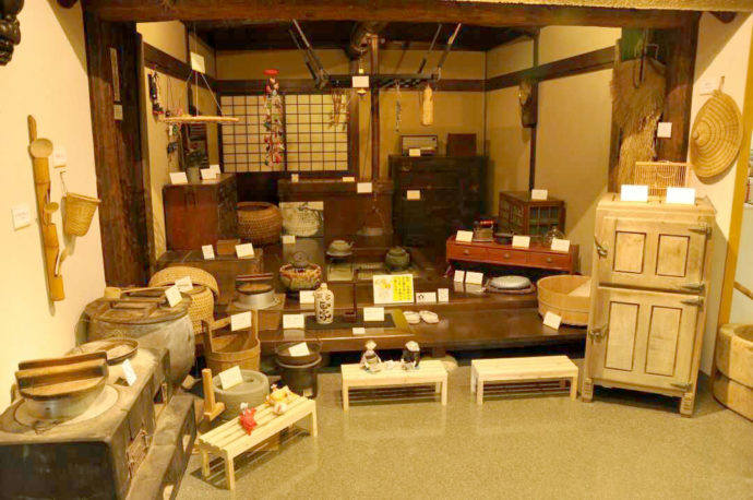 「七ケ浜町歴史資料館」に展示されている囲炉裏が使われた時代の室内風景
