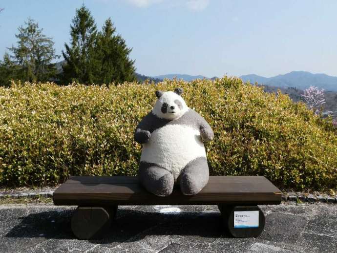 「滋賀県立陶芸の森」の屋外展示物の一つであるパンダ