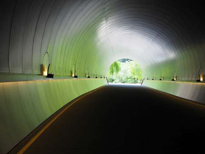 MIHO MUSEUMのトンネルの向こうには緑が見える