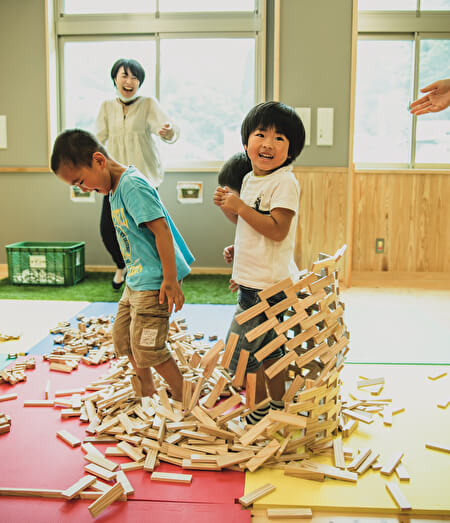 椎葉村交流拠点施設「Katerie」のキッズスペースで遊ぶ子どもたちの写真