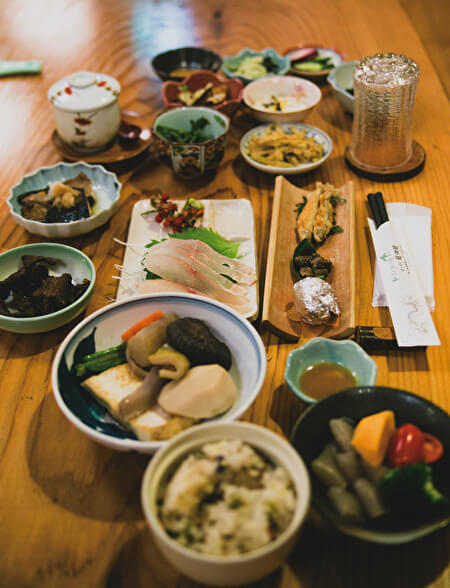 宮崎県椎葉村の地元食材を使った山菜料理の写真