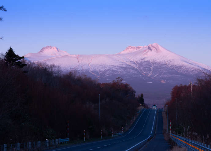 冬の駒ヶ岳と道路