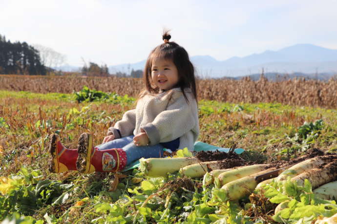 色麻町の畑で微笑む子供