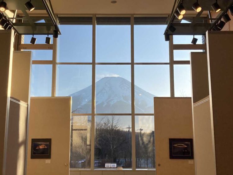 四季の杜おしの公園 岡田紅陽写真美術館・小池邦夫絵手紙美術館の富士山が見える大窓