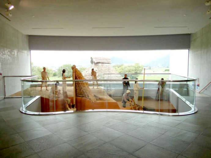 下関市立考古博物館に展示されている貯蔵用竪穴のジオラマ