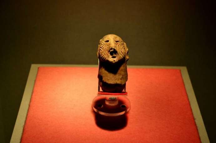 下関市立考古博物館に展示されている人面土製品