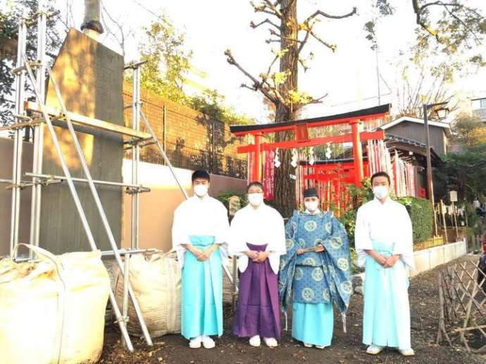 下神明天祖神社の耕地整理記念碑の前に並ぶ神職