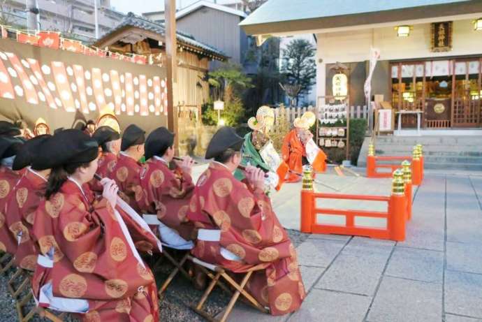 下神明天祖神社の境内で神明雅楽が催されている様子