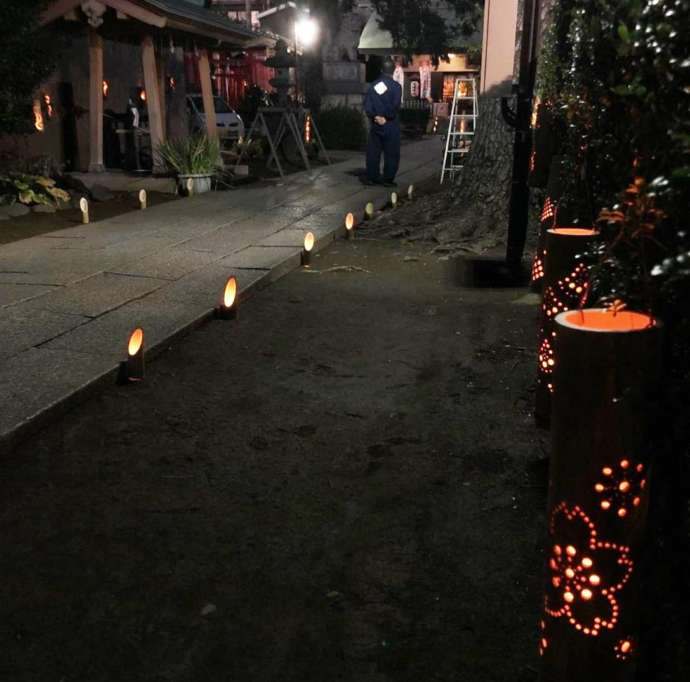 下神明天祖神社に竹灯りが飾られた様子