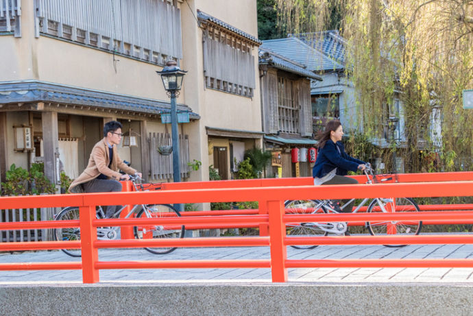 下田市にあるペリーロードを自転車で散策するカップル