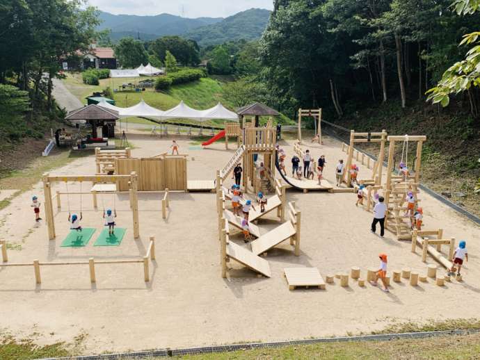 下関市にある豊田湖畔公園で遊ぶ子どもたち