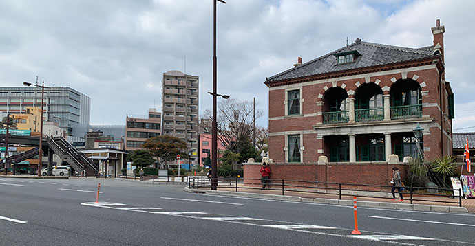 レンガ造りの建物が英国領事館。唐戸バス停は歩道橋横。