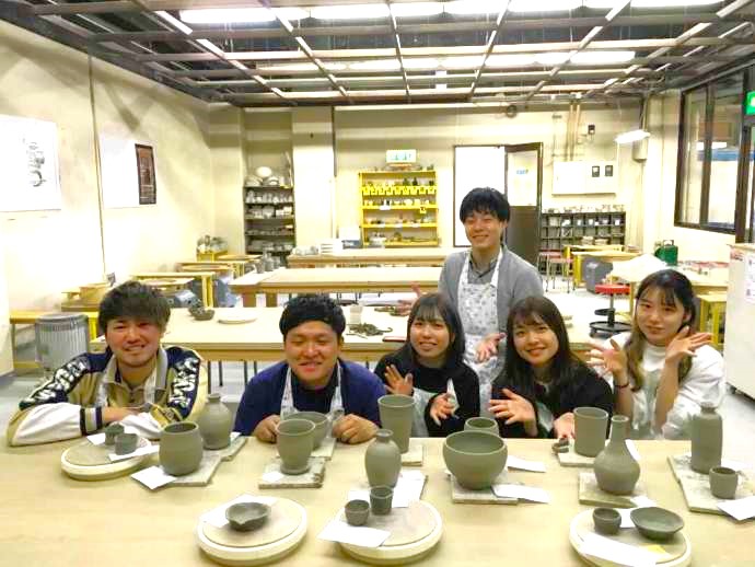 品野陶磁器センター陶芸教室で陶芸体験をする人たち