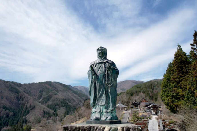 「信濃比叡 廣拯院」の境内に建立された伝教大師・最澄上人の立像（その2）