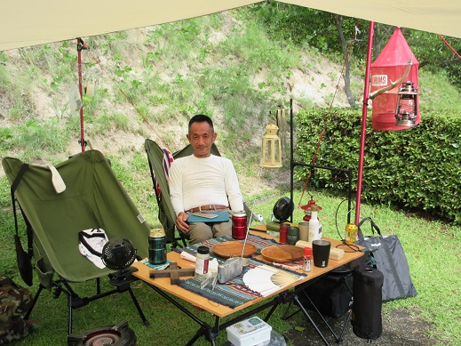 真道山森林公園キャンプ場でキャンプを楽しむ男性