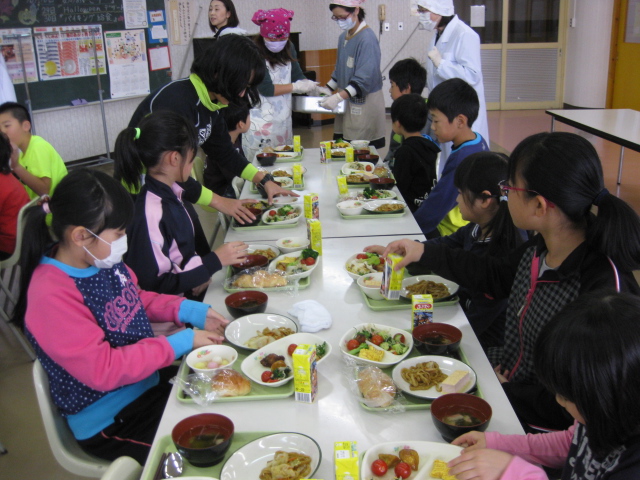 新郷村の小学校の給食風景