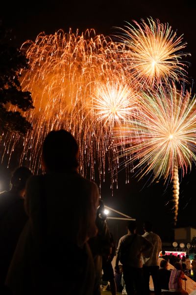新篠津村の「新しのつ青空まつり」で打ち上げられる花火