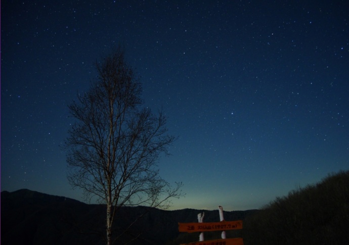 長野県下伊那郡平谷村にある「高嶺山展望舎（たかねやまてんぼうしゃ）」から眺める星空（冬）