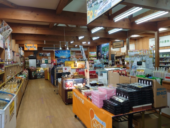 「道の駅 信州平谷」併設の直売所「ひまわり市場」の内部