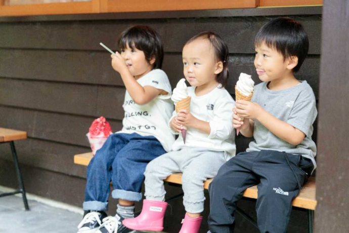 岡山県真庭市のひるぜん塩釜キャンピングヴィレッジで甘味を味わう子供たち
