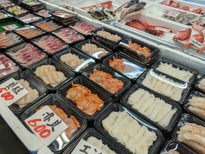 宮城県塩竃市にある仲卸市場で売られる魚介類の写真