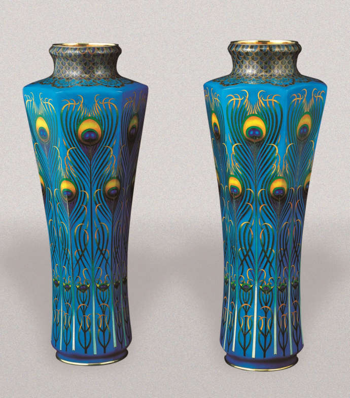 あま市七宝焼アートヴィレッジのコレクションの孔雀羽根文六角銀胎花瓶