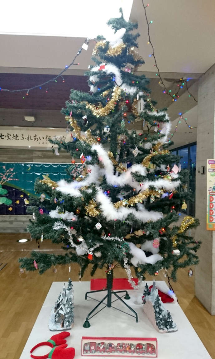手作りのオーナメントが飾られているクリスマスツリー