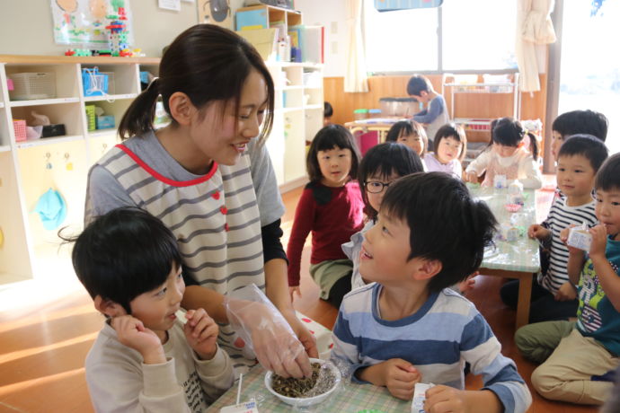 山形県白鷹町の保育施設で給食時間を楽しむ児童と先生