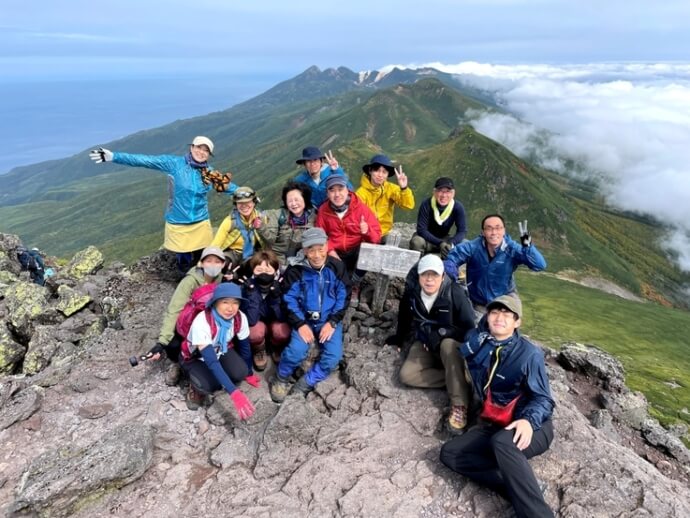 「知床アルパ株式会社」による羅臼岳登山体験の様子