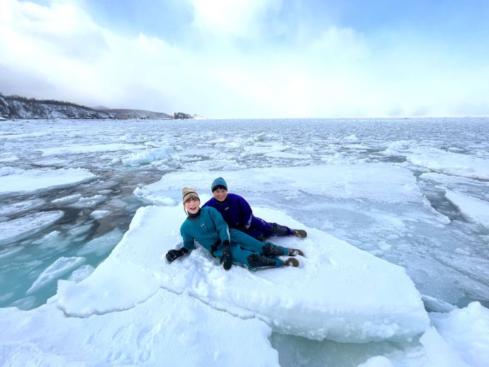 「知床アルパ株式会社」による流氷カヤック体験で流氷に上陸したカップル