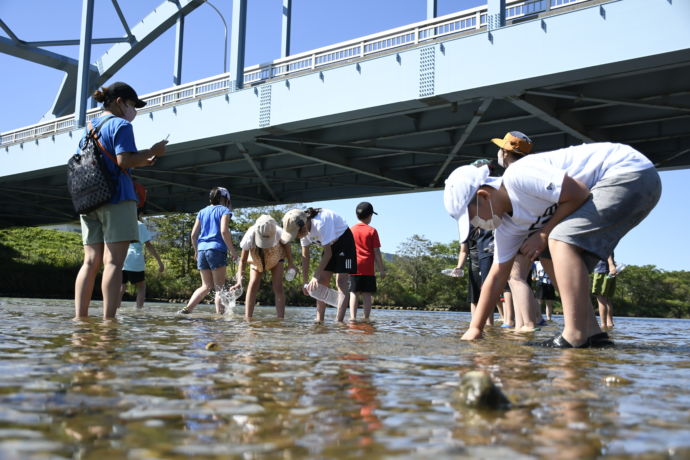 北海道知内町の川辺で遊ぶ子どもたち