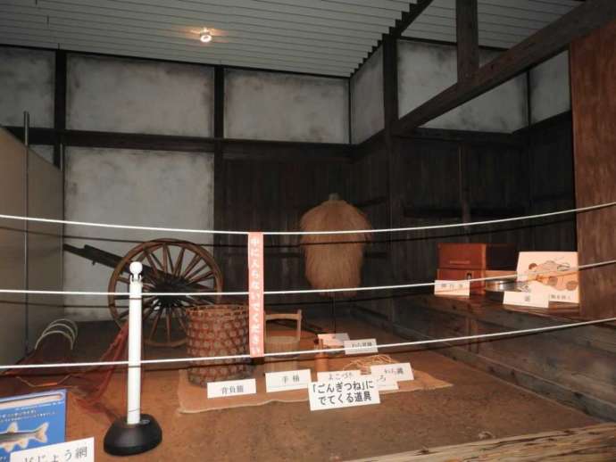 「白井市郷土資料館」で常設展示される昔の農具や生活用具