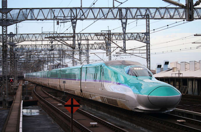 宮城県白石市にあるJR東北新幹線「白石蔵王駅」を走行するE5系はやぶさ