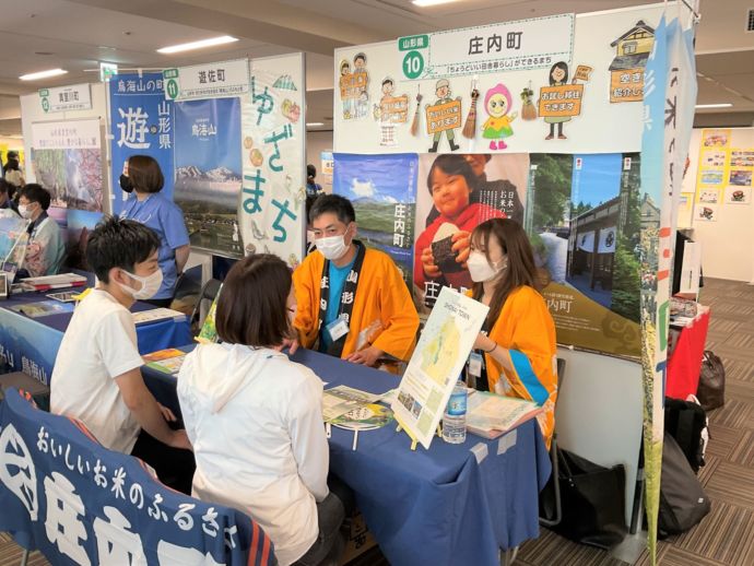 山形県庄内町の移住イベントで話を聞く移住希望者
