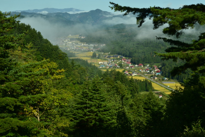 山々に囲まれた福島県昭和村の景観