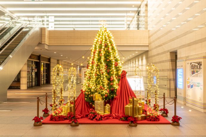 品川インターシティの各棟エントランスに設置された大きなクリスマスツリー