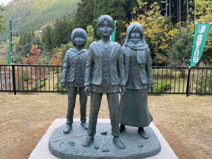大山ダム湖畔の「エレン・ミカサ・アルミンの少年期の銅像」