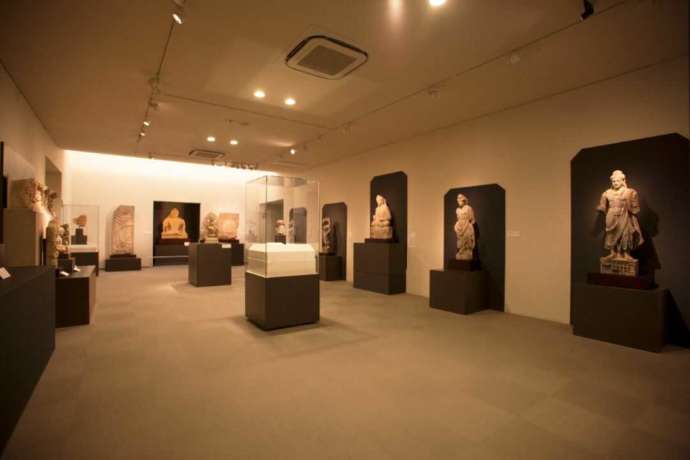 平山郁夫シルクロード美術館の展示室1にある仏像の数々