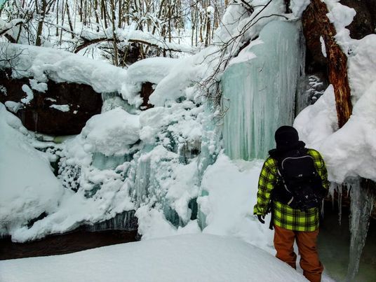 下川町で冬に見られる凍った滝