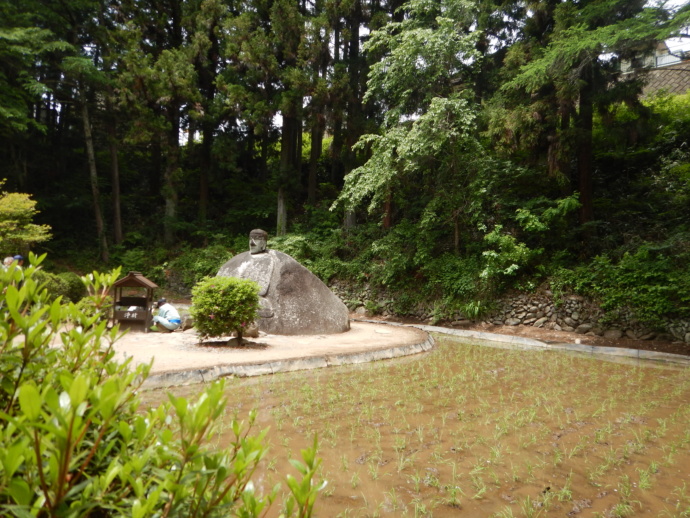 下諏訪町の観光名所「万治の石仏」の写真