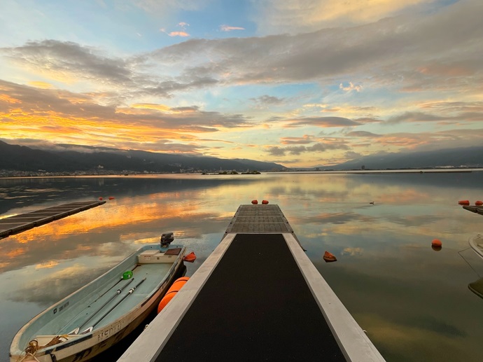 諏訪湖に停泊するボートの写真
