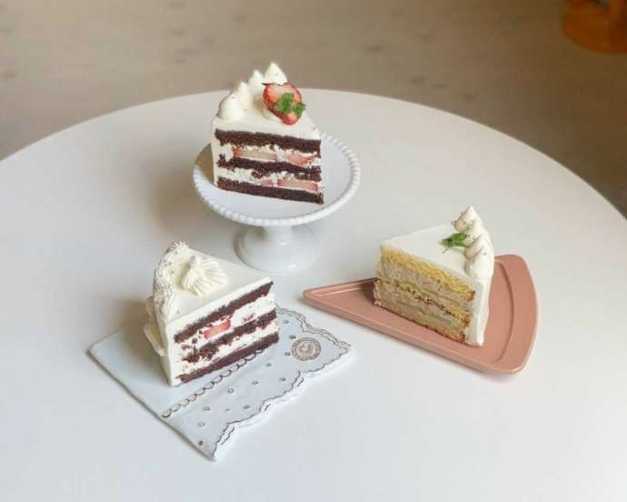 シモキタシマイの苺ショートケーキと紅茶と白桃のショートケーキ
